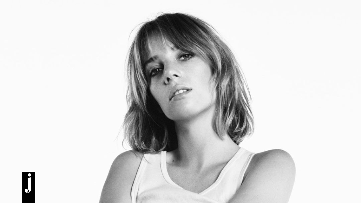 Maya Hawke Ποζάρει για τη νέα καμπάνια Calvin Klein και δείχνει τι θα